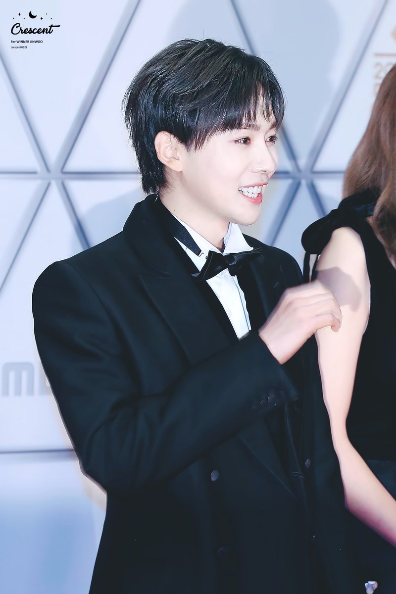 crescent0926's tweet photo. 171229 MBC 연예대상
나비넥타이 한 뱀파이어🌙
#위너 #김진우 #WINNER #KIMJINWOO https://t.co/0M6fw6Zw0v
