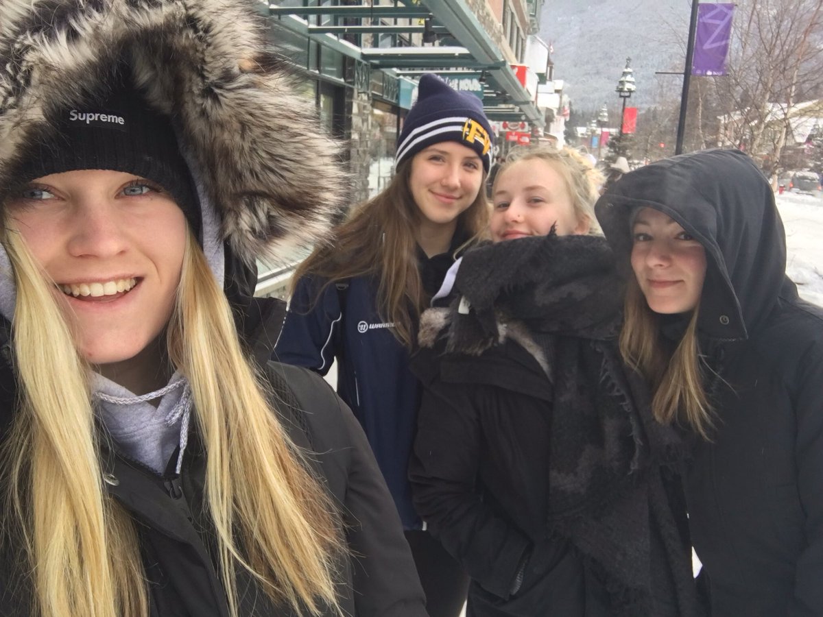 Day off from hockey = Day trip to Banff! <a href="/BanffNP/">Banff National Park, Parks Canada</a> @MacsTournament #teamtrip 💛⚒💙 #chilly ❄️⛄️❄️