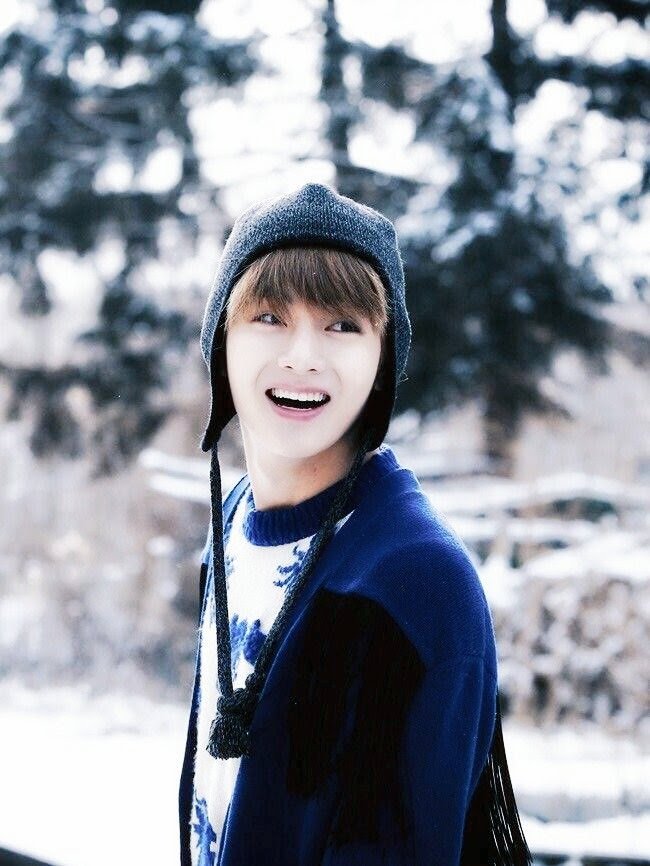 btsignites's tweet photo. HAPPY BIRTHDAY TO THE MAN THAT GIVES BANDANAS A WHOLE NEW LOOK, KIM TAEHYUNG #WePurpleUTaehyung 💜💜💜 https://t.co/2xlsYifl3f
