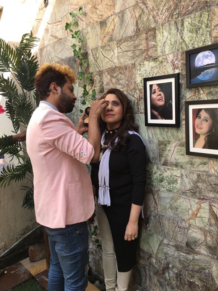 DevyaniMajumdar's tweet photo. Behind-the-scene click during the video shoot of my upcoming album.
#behindthescenes #makeuptouchup  #videoshoot🎥  #upcomingalbum #busyweekend #excited https://t.co/jrq6Ao9sPb