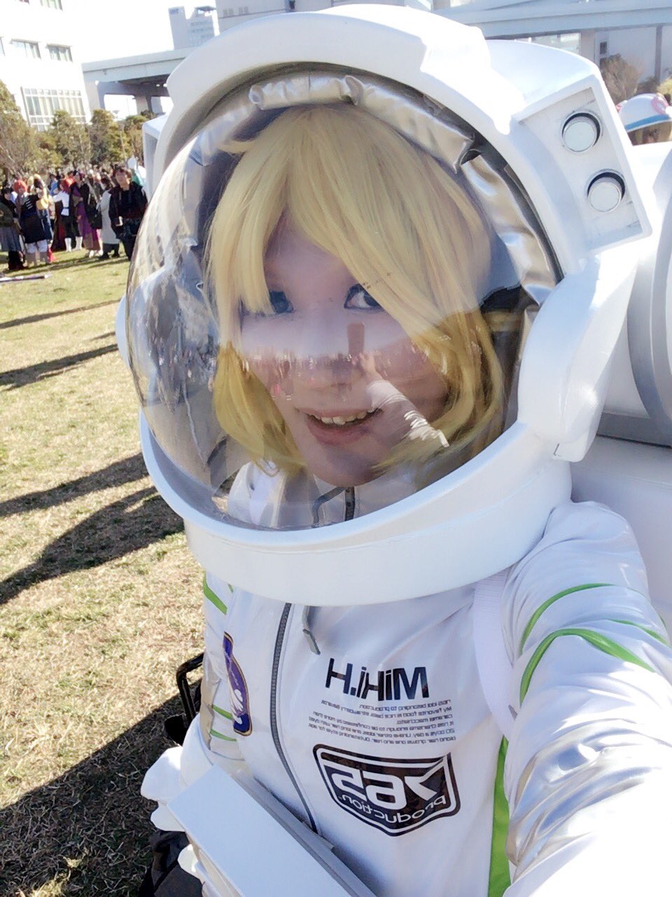 紅也 V Twitter 芝生で宇宙服とかシュールすぎる C93コスプレ