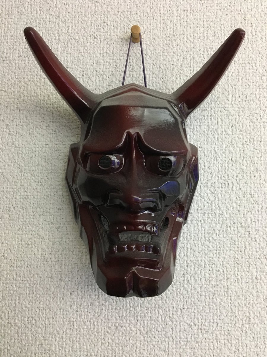 maximum70_3rp's tweet photo. 実家の自分の部屋にあったよくわからんお面外したら、分かる人には分かるシールが貼ってあった。
我ながら昔の自分の考えがわからん。 https://t.co/R1YceYA6xb