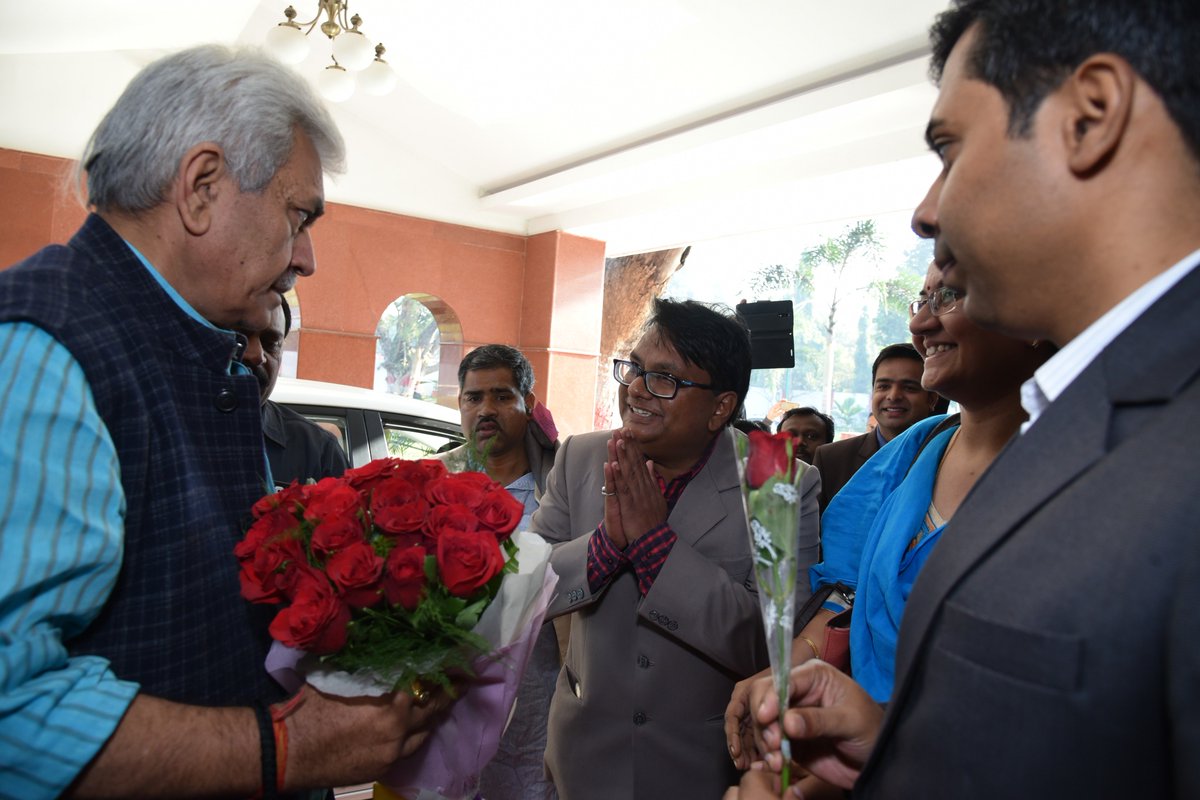 BSNL_CG_Circle's tweet photo. Shri Manoj Sinha Ji, Hon'ble Minister (Independent Charge) for Communications visited #Raipur #Chhattisgarh on 30.12.2017. # BSNL Officers welcomed Hon'ble minister at Pahuna-State Guest House. @cgmbsnlcg  @manojsinhabjp @BSNLCorporate  @neerja_tiwari @CMDBSNL https://t.co/LuNqR5Y1OI