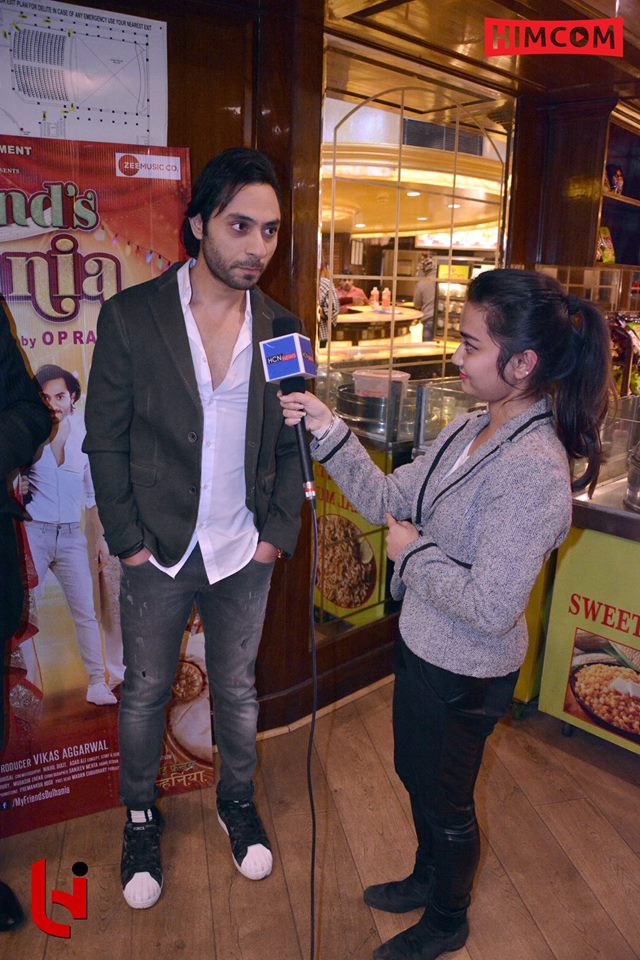 Himcomcreation's tweet photo. HIMCOM Students covered the press event of the Bollywood movie MY FRIEND'S DULHANIA'. 
 #HIMCOM #my_friends_dulhania #saurabh_roy #OP_Rai #shaina_baweja #mudassir_zafar #New_Delhi #Best_Media_College #BMC #MMC #Course #Anchoring #Journalism #Photography https://t.co/NQn4ATwZ1z
