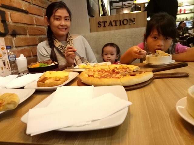 liamonalisa's tweet photo. Mami, Dede keysha &amp; cenai pizza time ~ https://t.co/HCA2IzfSzS