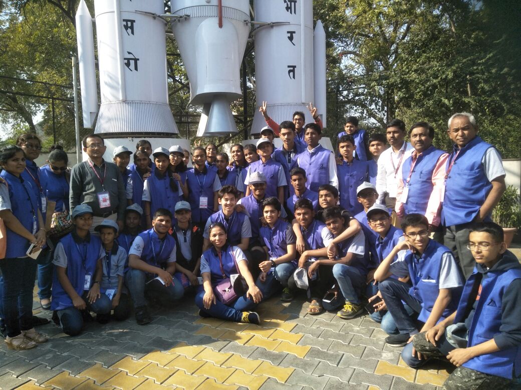 YagnangP's tweet photo. A Part of @25NCSC2017 #25NCSC2017 child Scientists From #Maharashtra @CMOMaharashtra @Dev_Fadnavis  for National science conference At Ahmedabad @isro  at Ahmedabad, Gujarat.
@Dwivedi_D 
@narottamsahoo 
@vasanirp7 
@AdhvaryuKinjal 
@Shraddhasneha https://t.co/26Blr6FVaO