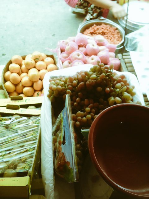 EdsAvila's tweet photo. Pasok mga suki presyong divisoria 🎶 #NewYear #tindera https://t.co/Stb5YF58DY