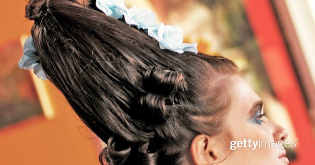 domusvr360's tweet photo. This vintage hairstyle is making a comeback, but it's definitely not your grandma's idea of a #beehive! #fashion #hairstyles #hair #vintage 📷: Michael Ochs Archives @GettyImages https://t.co/4yCkWWa1Vf https://t.co/t3nnUgawvT