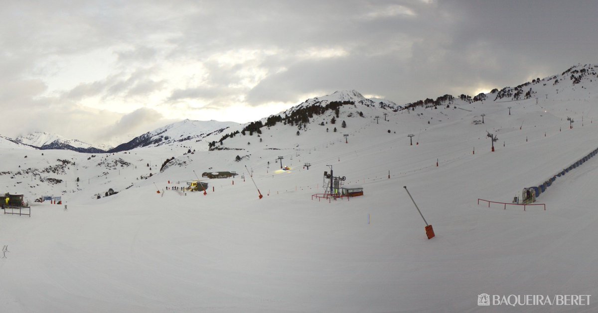 baqueira_beret's tweet photo. Parte de nieve: 123 km, 80 pistas y todos los remontes abiertos (Tuc de Llança pendiente apertura). Circuito de fondo abierto. ¡Último sábado del 2017, a disfrutarlo! https://t.co/IglQeyOqZA  #baqueiraberet https://t.co/tX1MxCaOjd