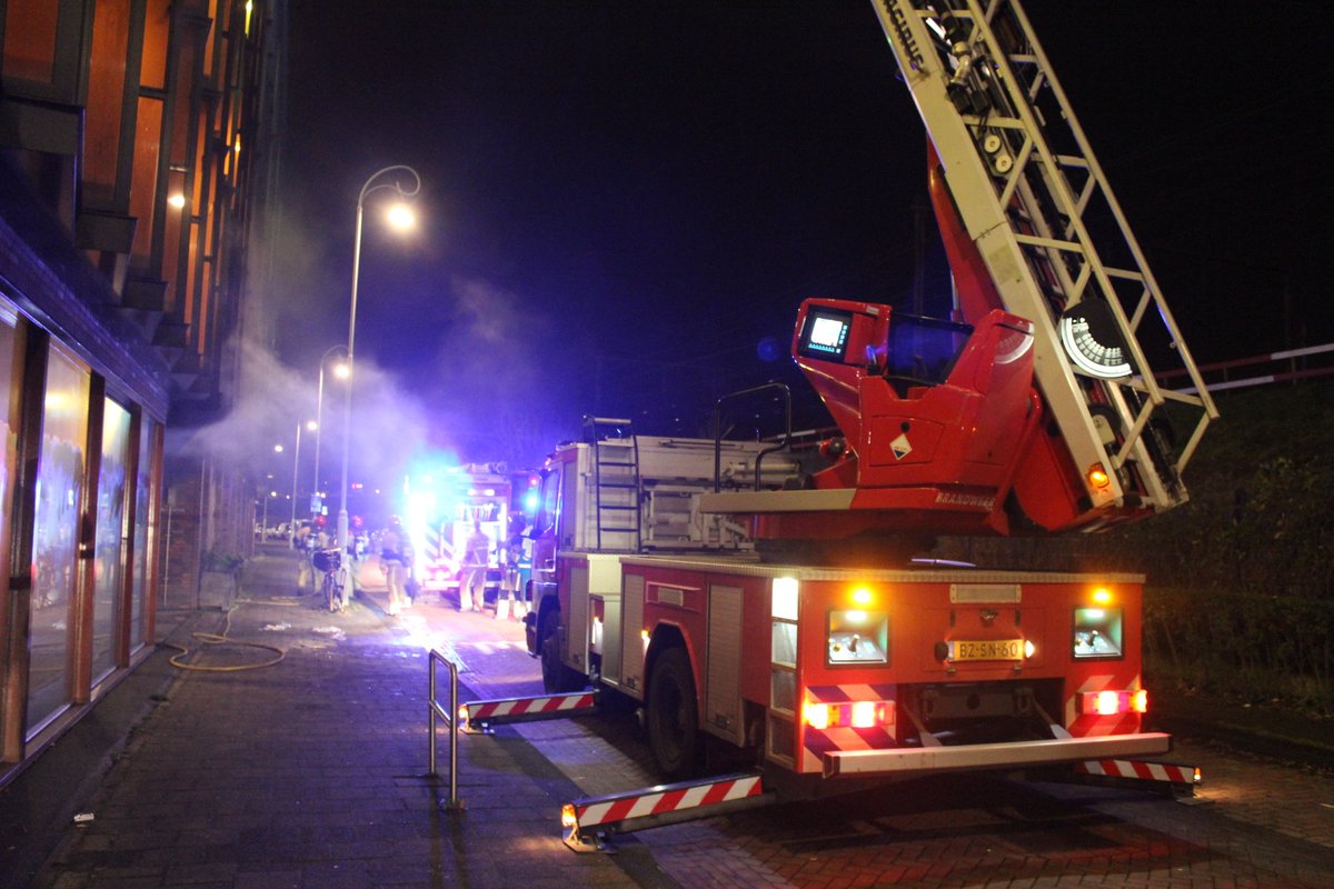 martindamen58's tweet photo. #Fikse #rookontwikkeling bij #brand in twee scooters en fietsen in onderdoorgang flat #Funenpark #Amsterdam Oost. Een bewoonster door brandweer met autoladder uit woning gehaald. Geen slachtoffer(s)brandweer schaalt op naar #grote #brand. @BrandweerAA https://t.co/qHBs65bvwB