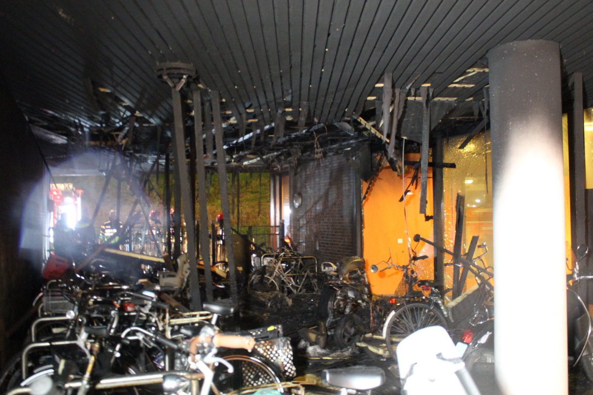 martindamen58's tweet photo. #Fikse #rookontwikkeling bij #brand in twee scooters en fietsen in onderdoorgang flat #Funenpark #Amsterdam Oost. Een bewoonster door brandweer met autoladder uit woning gehaald. Geen slachtoffer(s)brandweer schaalt op naar #grote #brand. @BrandweerAA https://t.co/qHBs65bvwB