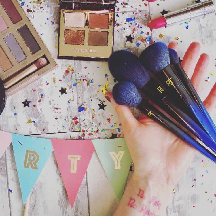 LTBeautyBlog's tweet photo. I’ve 💙 testing out the beautiful @RealTechniques #PowderBleu brushes. So luxurious, soft and flawless to use @Influenster #Complimentary https://t.co/RTMal0ijL2