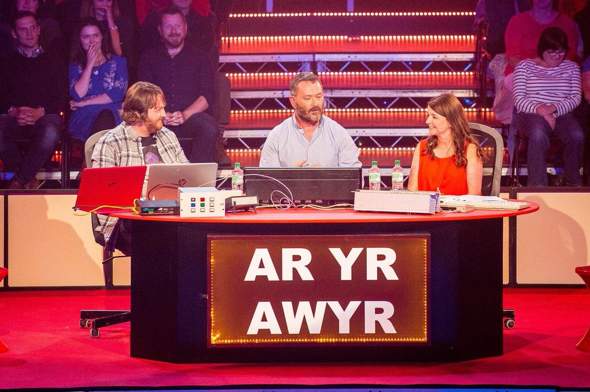 eisteddfod's tweet photo. Methu AROS i wylio hwn heno!!! #hunabedio o #steddfod2017 #môn! Ymlaen ar @S4C am 21.00 🤣🤣🤣 https://t.co/GuouWAFbou