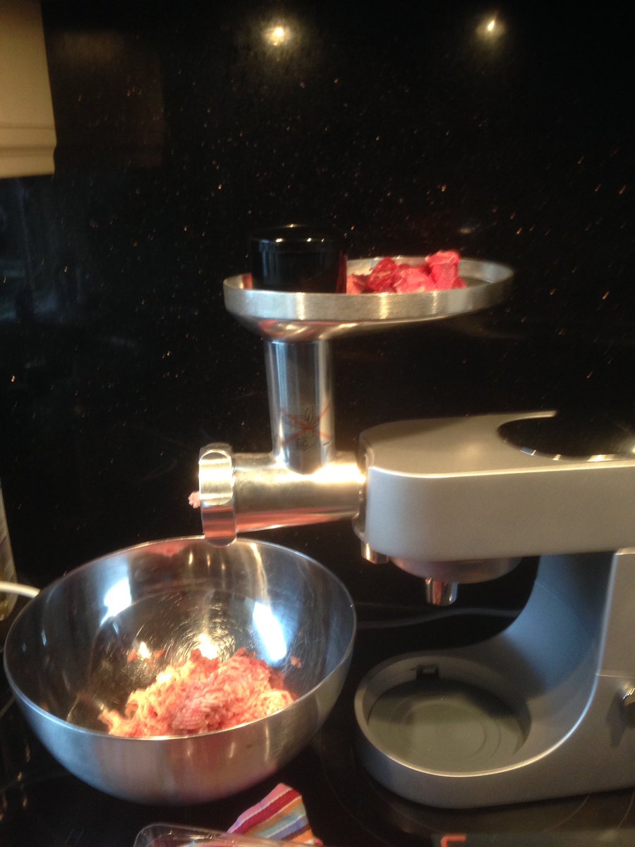 pmjdejong's tweet photo. Perfecte dag om chorizo te maken voor op bbq morgen #oudennieuw https://t.co/EevbAaMuBf