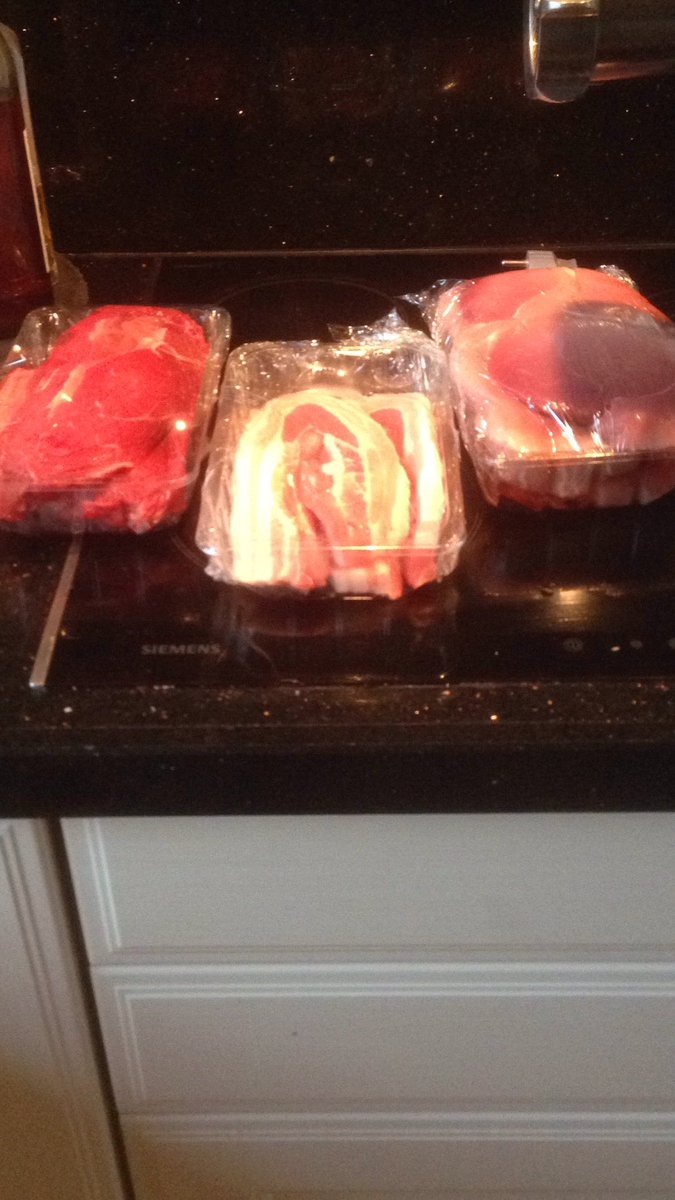 pmjdejong's tweet photo. Perfecte dag om chorizo te maken voor op bbq morgen #oudennieuw https://t.co/EevbAaMuBf