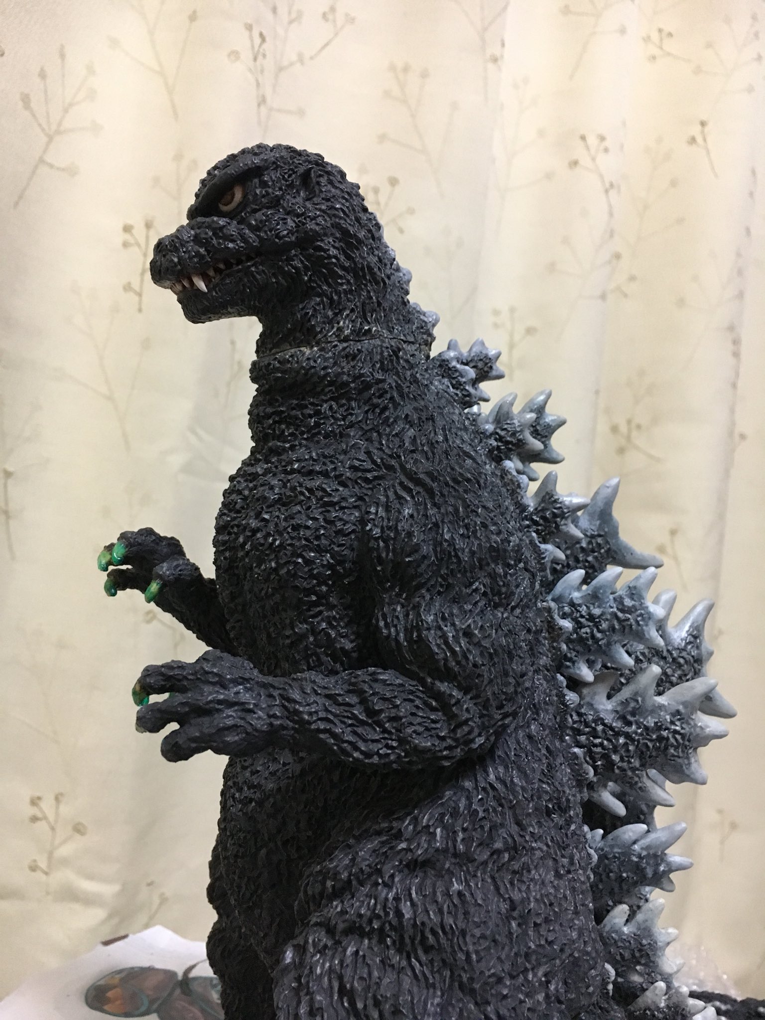 ゴジラ 背びれ リアルな造形美、リモコン操作、マニアな知識！週末の趣味は