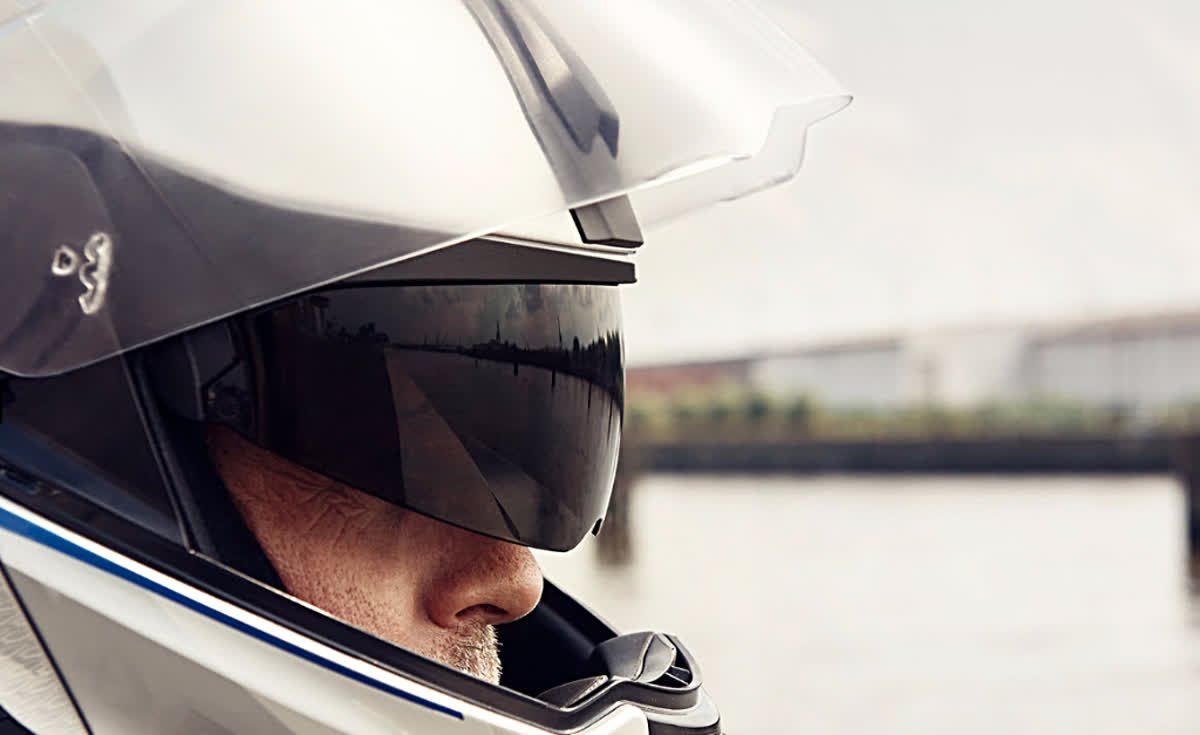 Two helmets in one. Simply unique.

It is your journey, your freedom. And your helmet shouldn't impinge on this. So you can transform the System 7 Carbon without any tools swiftly and conveniently in any way you like from a full-face helmet to a jet helmet.

Contact Shante De