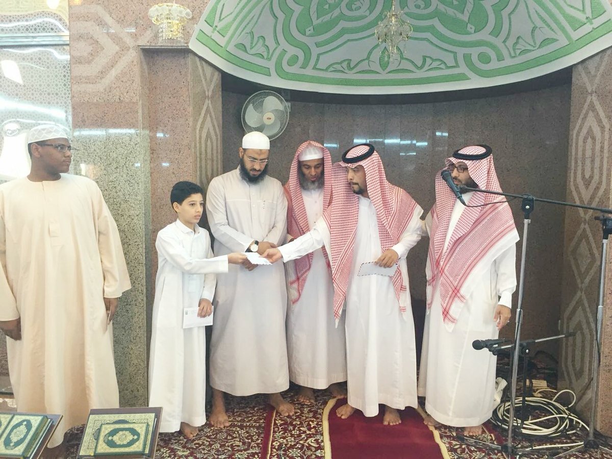 altloa2016's tweet photo. مركز الطلوع الاجتماعي يكرم بعد صلاة الجمعة الطالبين سلمان أحمد الشيمي و أيوب مبارك احمد منصور  بعد أن أتما حفظ القران الكريم 
وقام بتسليم الهدية ممثل المركز
الأستاذ حسام عبدالله البلادي https://t.co/kkli2ZFnw5