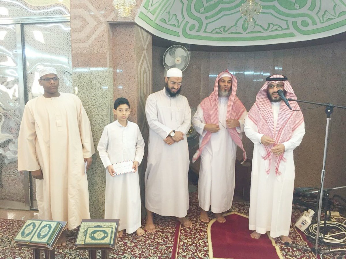 altloa2016's tweet photo. مركز الطلوع الاجتماعي يكرم بعد صلاة الجمعة الطالبين سلمان أحمد الشيمي و أيوب مبارك احمد منصور  بعد أن أتما حفظ القران الكريم 
وقام بتسليم الهدية ممثل المركز
الأستاذ حسام عبدالله البلادي https://t.co/kkli2ZFnw5