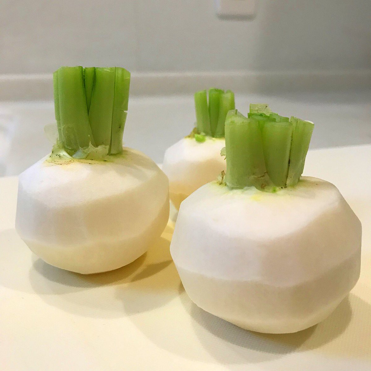 J_grandiflorum's tweet photo. 精神集中してカブに細かい切り込みを入れてる最中、亭主にガンガン話し掛けられるという地獄 … 「菊花かぶ」の仕込み中です。
#osechi #kikukakabu #ChrysanthemumTurnip #pickledturnips https://t.co/KCPut7IIK2
