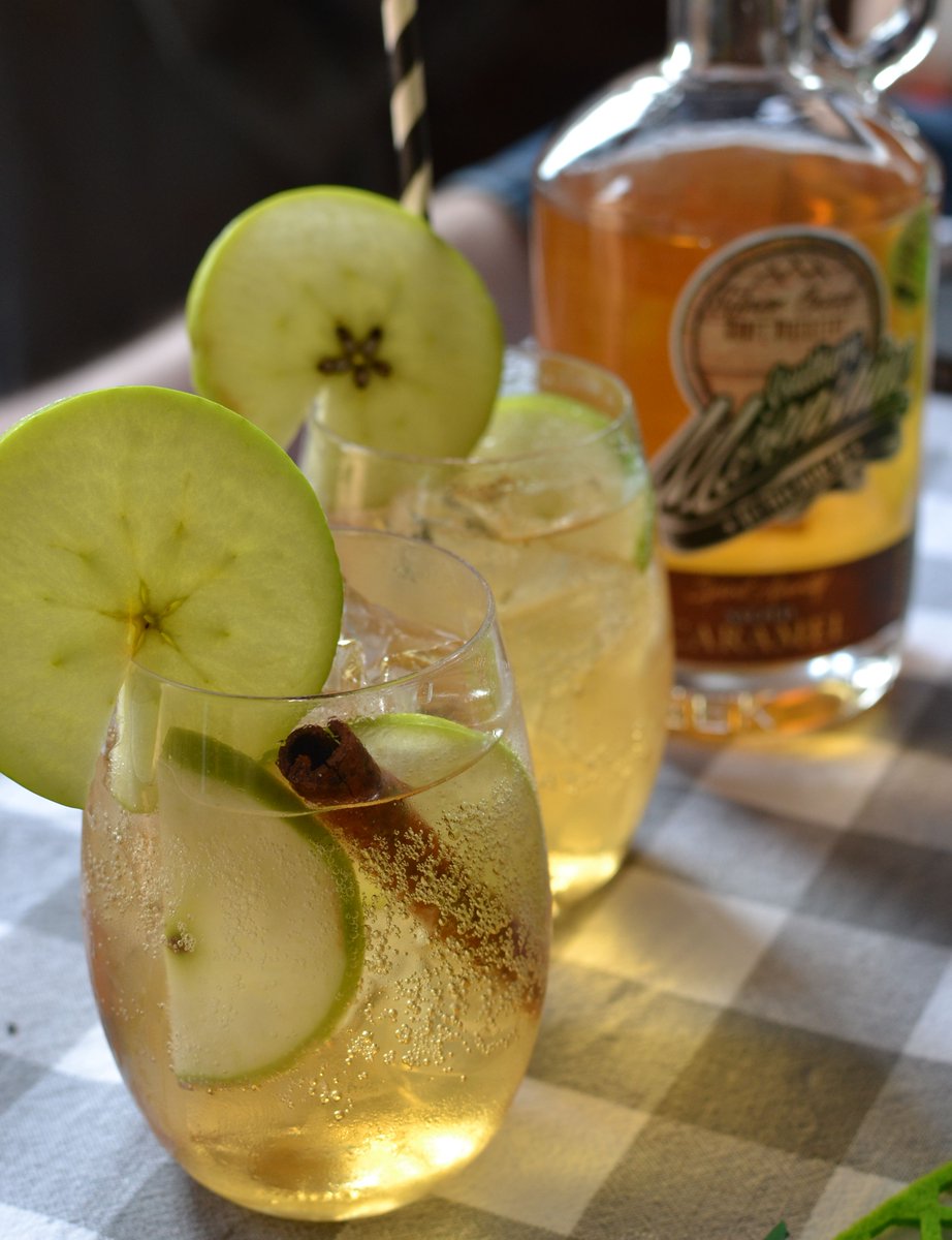 Boozy_Foodie's tweet photo. I had so much fun experimenting with @MoonDistillery! Let me show you how to whip up some delish #NYE drinks with Moonshine - yes, it's never to early to get a head start #GetYourShineOn #BoozyFoodieLikes #CocktailRecipes #Moonshine #BoozyBlogger https://t.co/embYVPabYG https://t.co/j5gVpFFrk8