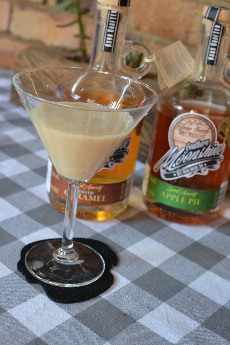 Boozy_Foodie's tweet photo. I had so much fun experimenting with @MoonDistillery! Let me show you how to whip up some delish #NYE drinks with Moonshine - yes, it's never to early to get a head start #GetYourShineOn #BoozyFoodieLikes #CocktailRecipes #Moonshine #BoozyBlogger https://t.co/embYVPabYG https://t.co/j5gVpFFrk8