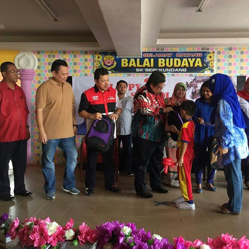 SSohaimishahada's tweet photo. Bersama Dtk Shukur pada prgrm Happy 2 School dI SK Seri Kundang...@NajibRazak @Zahid_Hamidi @TengkuAdnanReal @mynohomar @IsmailSabri60 https://t.co/lPSKAcISW9
