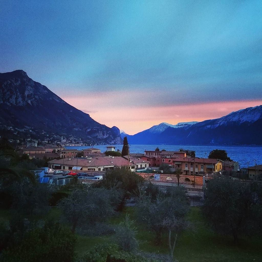 viaggiconme's tweet photo. Alba sul Lago di Garda 
#Sunrise #Bogliaco #Gargnano #Gardalake #Romantic #Landscapes #Relax #Regata #100miles #winter #Mountains #visitgarda #friends #harbour #ships #Viaggiconme https://t.co/l0EMH8agd2 https://t.co/Q0UwSPUhpS