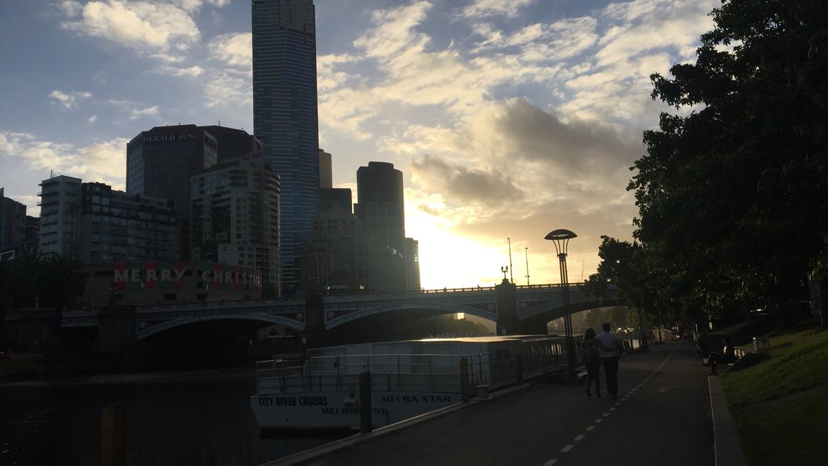 ausweatherpics's tweet photo. shots of this evenings sunset in the city beside the Yarra after a rather cloudy day 😊 #melbourne #cloudyday #sunset #city #buildings #yarrariver #water @cityofmelbourne @Eureka_Skydeck https://t.co/6aZcTmnj42