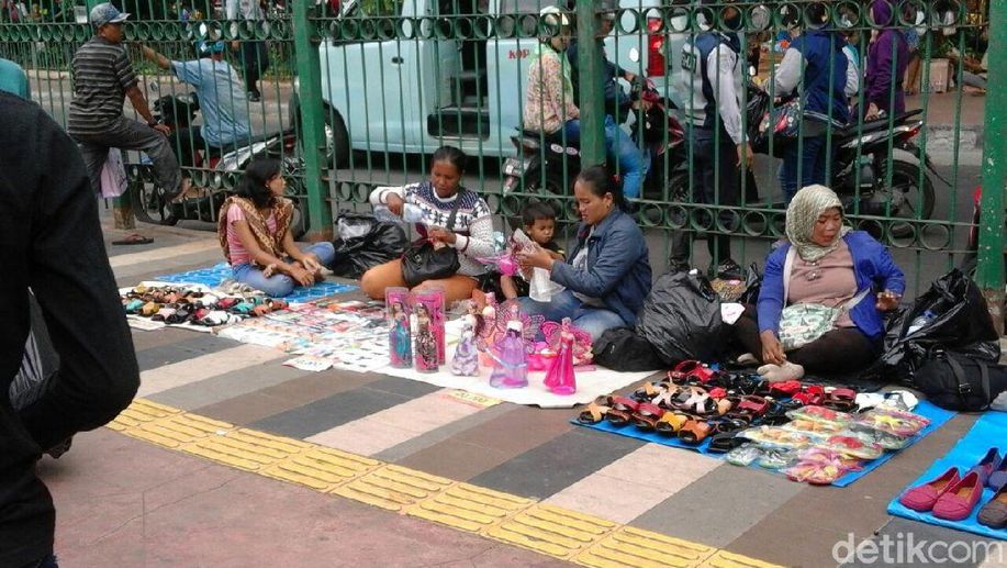 detikcom's tweet photo. Satpol PP Usir PKL Tanah Abang yang Jualan di Trotoar https://t.co/wVKlrJk7QN https://t.co/M7Qq6o2NwL