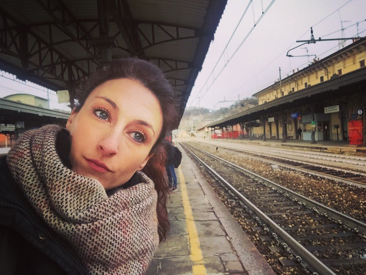 La faccia di chi sta pensando come insultare #trenitalia per quanto riesce a stupirmi ogni volta...L’unica cosa bella di questi treni è che mi riportano da voi. Oggi torno in onda. Forse. #30dicembre #OnAir #Travelers