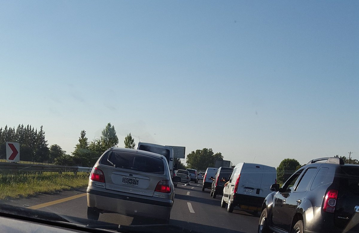 radioviral18's tweet photo. Atenti quienes viajan a la costa por la AU2 👇así está la ruta😣 https://t.co/NzPgnCu7q1