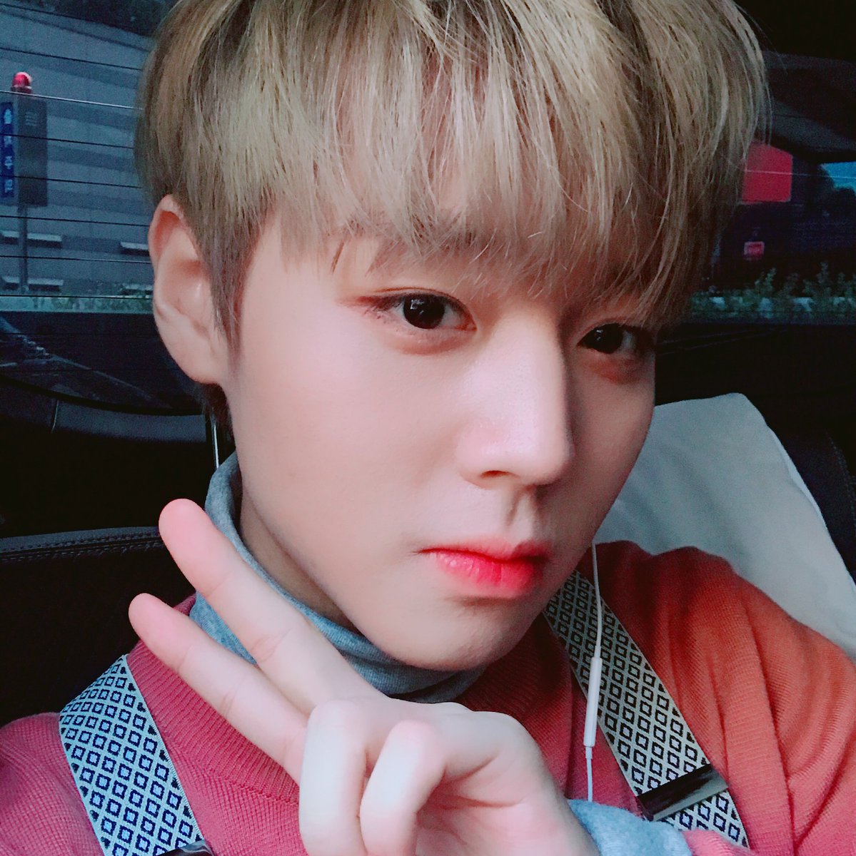 Sugar_ROOM101's tweet photo. 🐰모두 셀카찍을때 입모양 어색한 박지훈하세오🐰 https://t.co/iDnMFizZfT