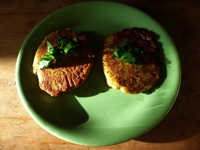 markinflowers's tweet photo. Lovely rissoles rustled up quick from mashed potatoes, beaten egg, chopped clove garlic (fried lightly), chopped green tomato, @Hodmedods fab green pea flour, salt, pepper, mixed well together, fried approx 10 mins. Yum! #DIYlunch https://t.co/XdSthZumbH