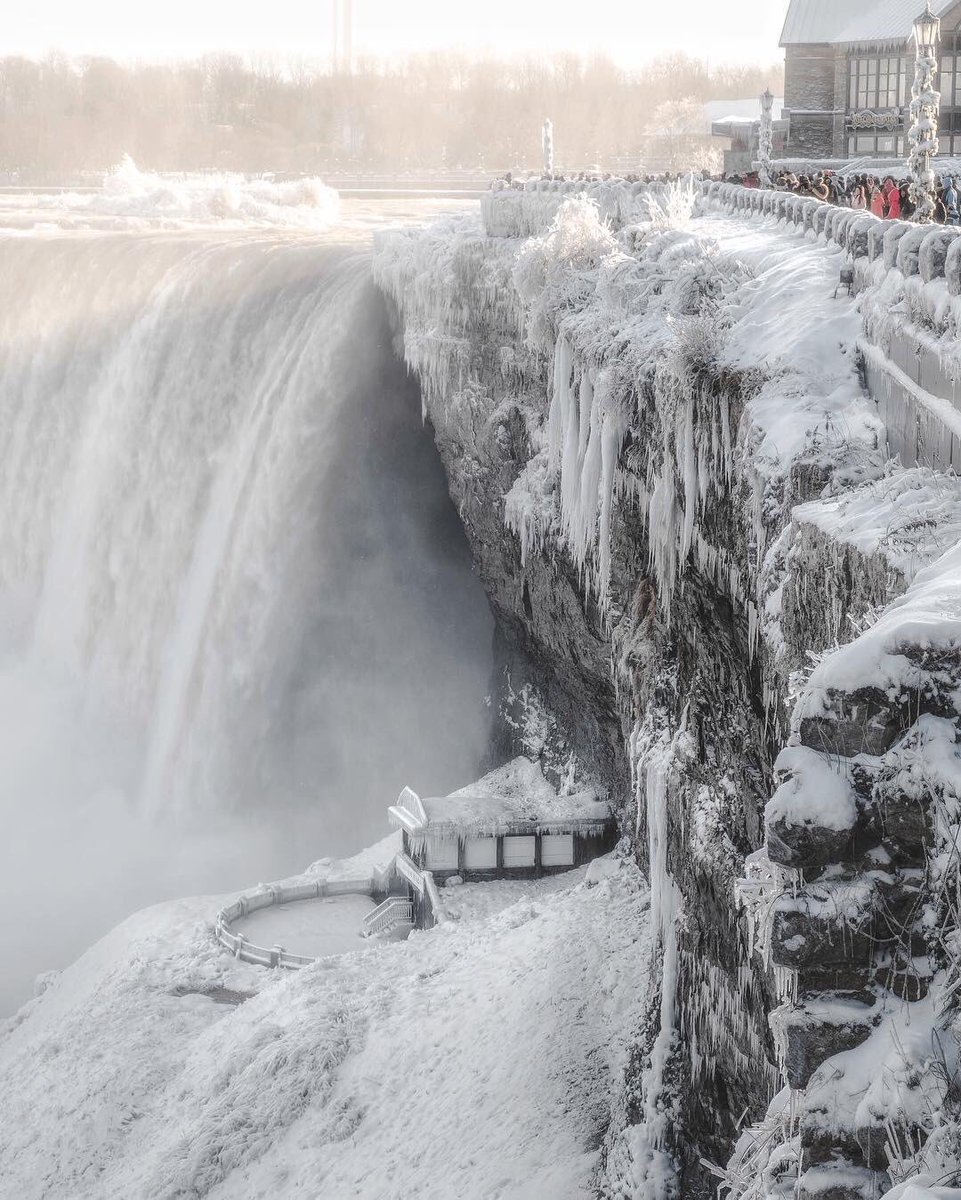 JohnCohen1's tweet photo. The photos of frozen Niagara Falls look like shots from a Roland Emmerich trailer. https://t.co/oys3YnwiRU