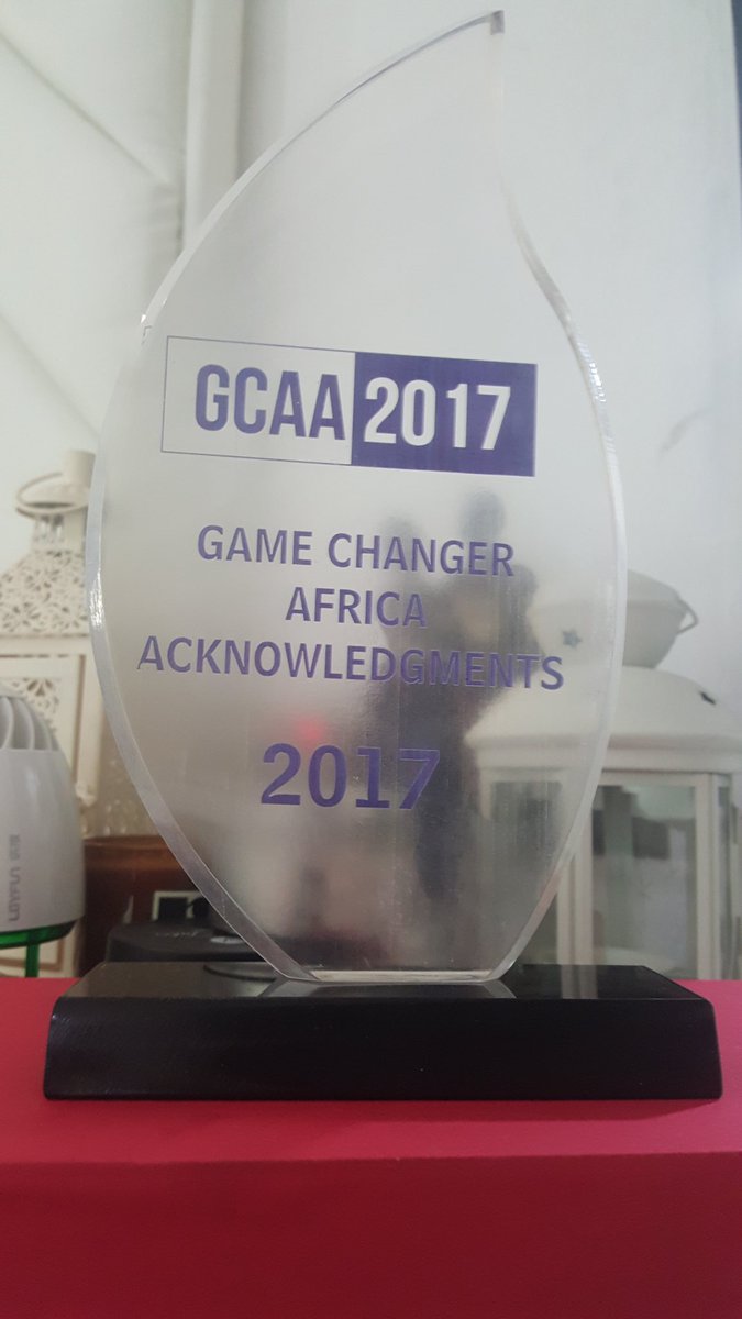 caramelchicNg's tweet photo. Congrats legendary @Realomosexy GAME CHANGER AFRICA 2017 ACKNOWLEDGEMENT (GCAA) recipient. Appreciate your presence, added honour presenting it @LoudNProudLive 3rdAnnual Music&Fashion Runway(MFR) #LuxuryEdition #28Dec #MaisonFahrenheit #OMOSEXY #OmoT #WellDeserved #NMOEvents https://t.co/SNDflG6K5p