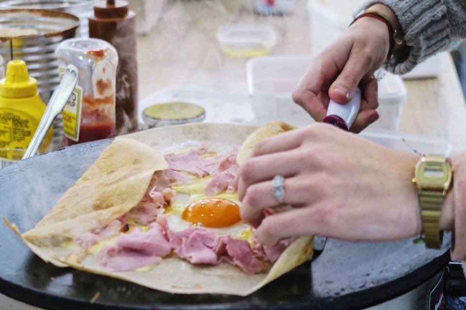 lesdeuxamies's tweet photo. * LONDON BRUNCH *
You’re looking for a new place for your brunch in London ? Come in our shops in @BoxparkCroydon &amp; @boxpark boxparkshoreditch &amp; create a delicious savoury galette 😉 
#brunch #foodporn #lesdeuxamies #crepebar #crepes #galette #makeyourown #londoneats #boxpark https://t.co/EOKf2pPuRl