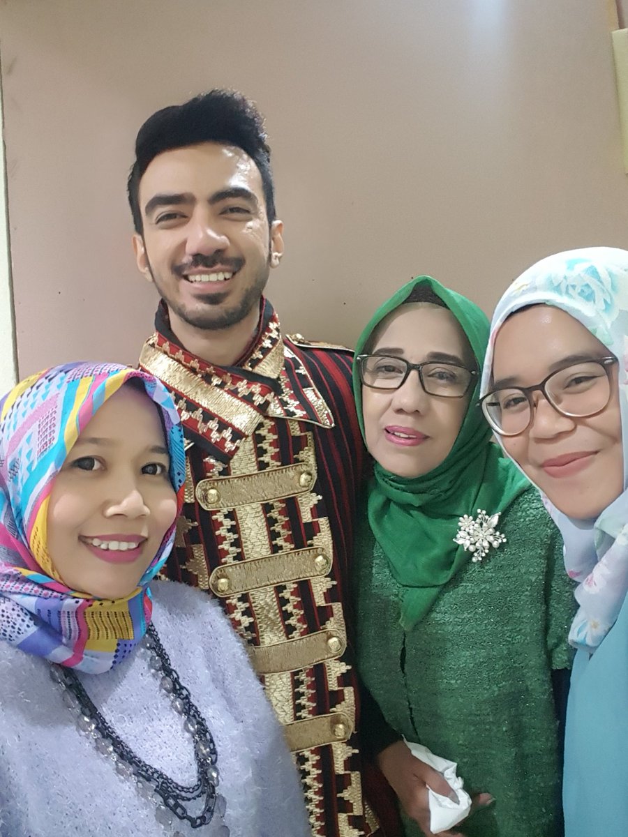 Dr acara The best of Reza mulai sampai skrg gak ganti2 channel @IndosiarID gak bisa move on dr Ejja,gak bosen liat penampilan Ejja di DAA3..ktemu lgsg kmrn <a href="/DA2_Reza/">ReZa zAKarya DA2</a> 
Foto bareng,dpt tandatangan ejja jg,
Nuhun Pisan <a href="/DA2_Reza/">ReZa zAKarya DA2</a>
Sukses selalu buat Reza😇🙏🤗
#NobarTheBestOfRezaDAA3