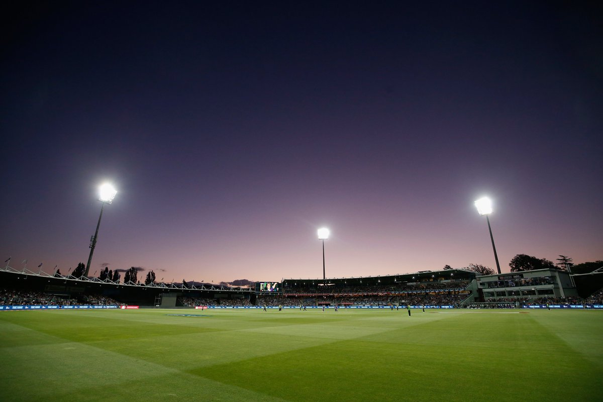 HurricanesBBL's tweet photo. Official crowd attendance of 16,734 for the first ever #BBL match at @utasstadium 👏 #TasmaniasTeam https://t.co/AZYOWA8kwN