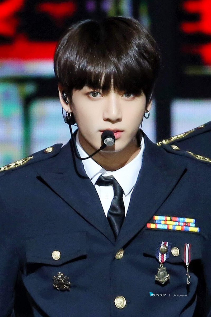 Jung kook standing. Чон Чонгук. BTS Чонгук. БТС Чонгук 2016. Чон Чонгук 2016.