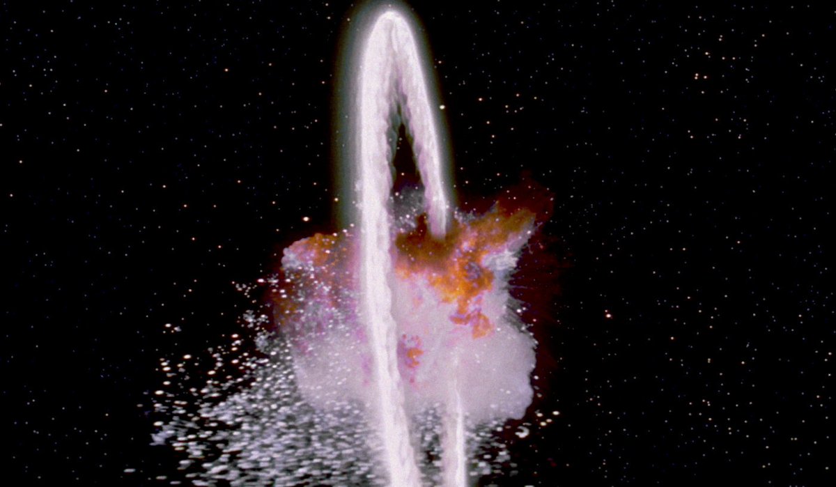 dehparadox's tweet photo. ¿Te aburren las campanadas? Dos opciones para mejorar el fin de año:

— Poner Star Wars a las 22:02:43 exactamente, y a las 00:00:00 exactas explotará la Estrella de la Muerte.

— Poner 'Die Hard' a las 21:58:13 exactamente. A las 00:00 exactas veremos a Hans Gruber caer. https://t.co/IZr8Rf73iN