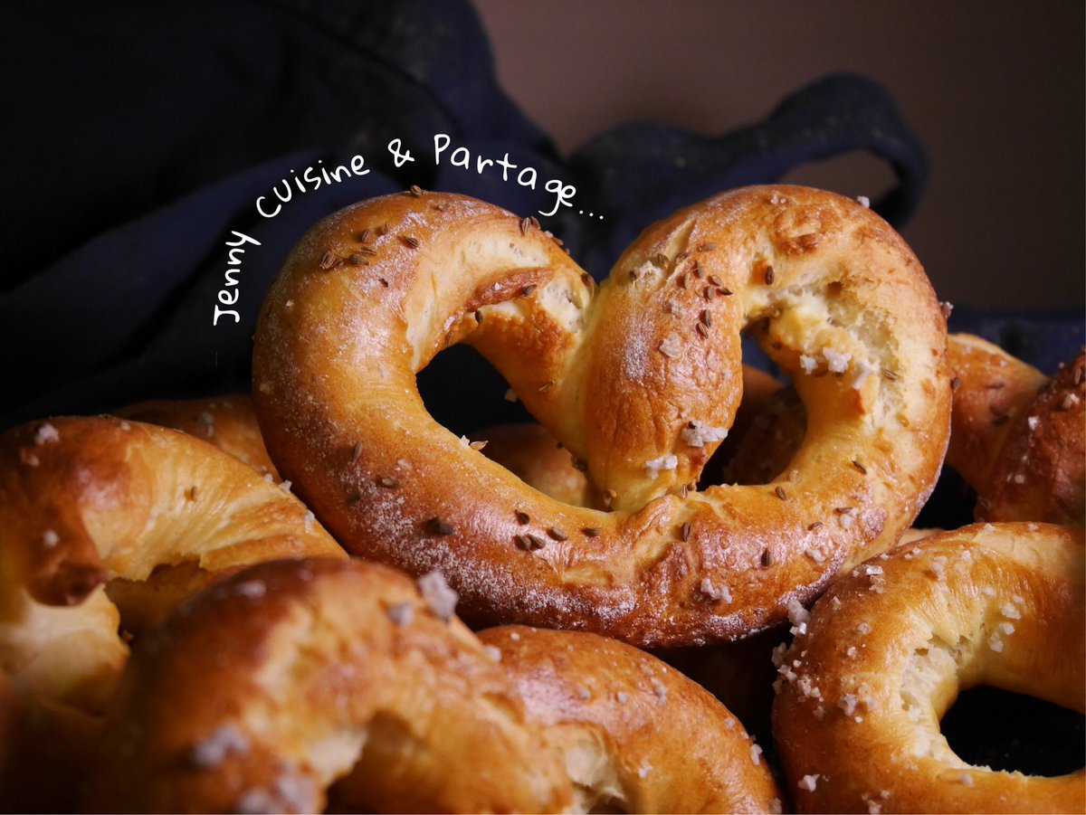 On craque pour un bretzel ? 🥨 Avant la dégustation il y a la préparation, et pour la recette ? Et bien c’est par ici 👉 jennycuisinepartage.com/2017/12/30/so-… #bretzel #gourmand #cuisine