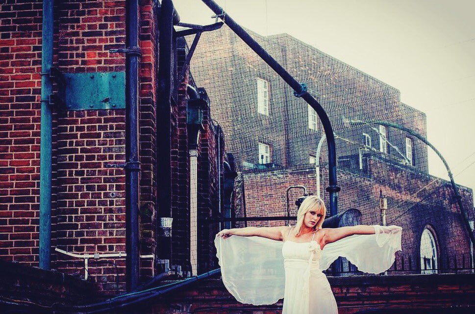 XavMars's tweet photo. "Heaven Can Wait".
#photography #photo #urban #angel #essex #sufffolk #rooftop https://t.co/mQSp93IkHa