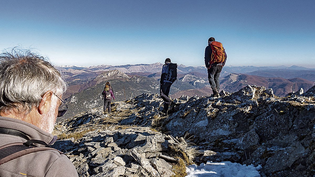 checkinleon's tweet photo. Ascensión al Fontañán. Es costumbre entre los montañeros leoneses celebrar la Nochebuena subiendo una cumbre y allí tomar viandas propias del tiempo
https://t.co/3NUnBCMrSy #LeónEsp #CaminodeSantiago https://t.co/DkHrF0WOss