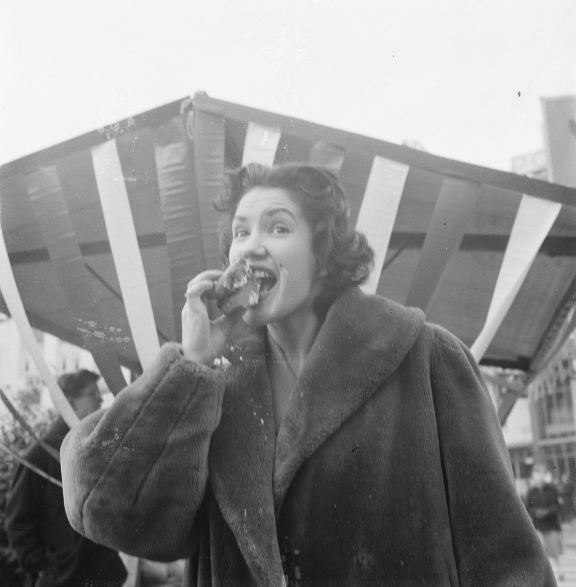 Today, 62 years ago: 'Meisje eet oliebollen' by Rossem, Wim van / Anefo - bit.ly/2q0kZsQ