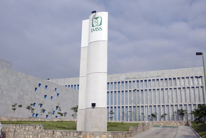 SinEmbargoMX's tweet photo. Enfermeros y médico del IMSS en Chiapas abandonaron a una mujer y a su hijo, quien murió, denuncia la CNDH https://t.co/jdJRwQwg2J https://t.co/ArvcVSL3jL