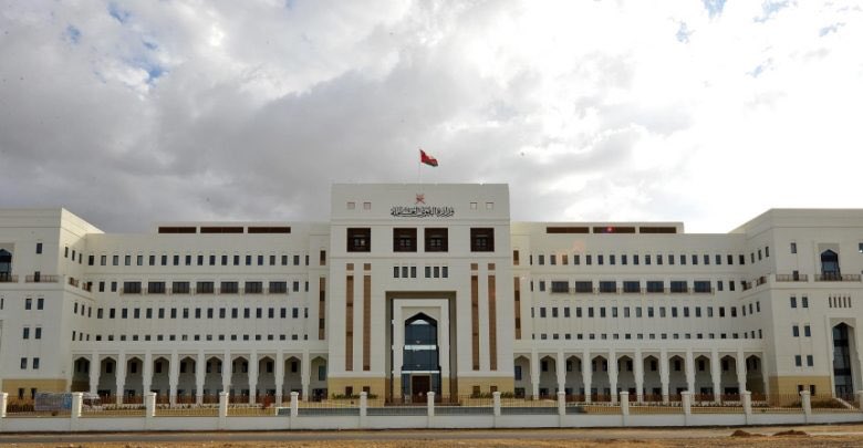 futureoman_0's tweet photo. ترجمة للحرص السامي لجلالته حفظه الله، وفي إطار توجيهات مجلس الوزراء بتوفير فرص عمل للباحثين عن عمل كمر��لة أولى في مؤسسات الدولة والخاصة تعلن القوى العاملة غدا بالتنسيق مع الهيئة العامة لسجل القوى العاملة عن عدد من الوظائف لحملة المؤهلات الجامعية ودبلوم بعد دبلوم التعليم العام. https://t.co/ETqGRNail9