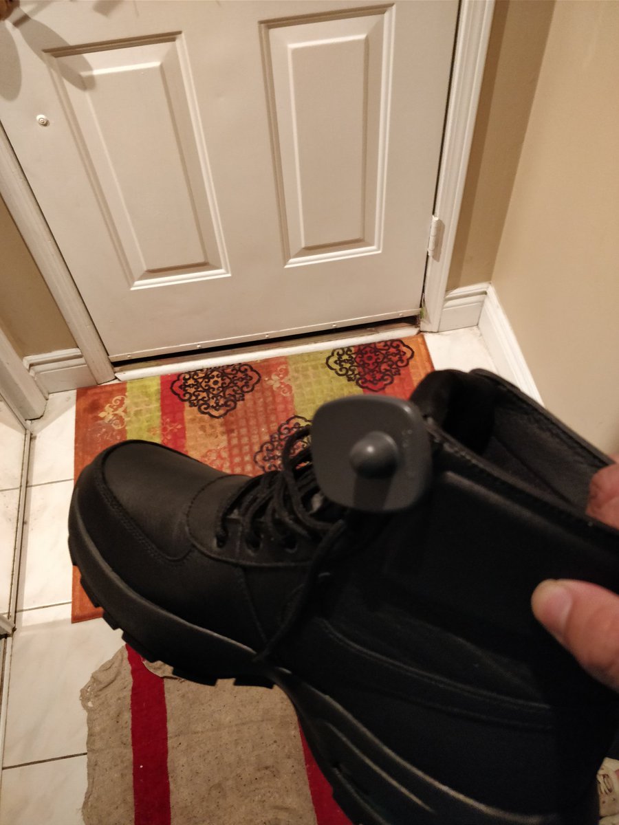 KenridgeGomes's tweet photo. Hey @footlocker  @footlockercad  thanks for not removing the security tag from my online order. https://t.co/Qzt4Yvs8wC
