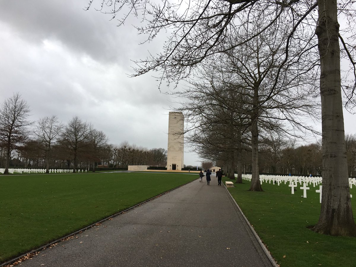 rvlecken's tweet photo. Mooi initiatief van de Landgraafse scoutinggroepen.@VredeslichtNL ook gebracht naar @gemeenteEM #cemetrymargraten. Nieuwe traditie die vandaag is ingezet. https://t.co/mYzPWQOnvh