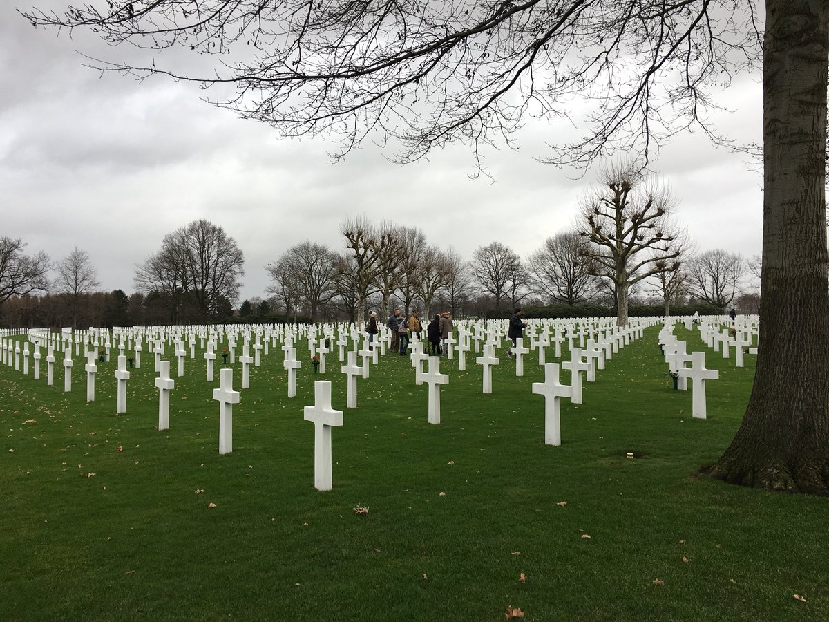 rvlecken's tweet photo. Mooi initiatief van de Landgraafse scoutinggroepen.@VredeslichtNL ook gebracht naar @gemeenteEM #cemetrymargraten. Nieuwe traditie die vandaag is ingezet. https://t.co/mYzPWQOnvh